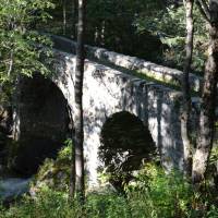 Popis: Starý most přes říčku
