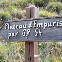 Popis: Ukazatel cesty GR 54 na planinu Emparis