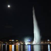 Popis: Noční Ženeva s měsícem