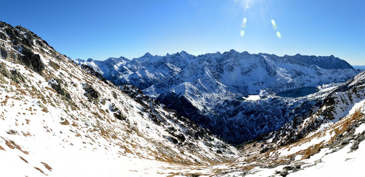 Ze sedla Krzyżne, Údolí pěti jezer polských (Dolina Pięciu Stawów Polskich) a vzadu Vysoké Tatry