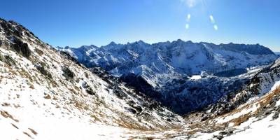 Popis: Ze sedla Krzyżne, Údolí pěti jezer polských (Dolina Pięciu Stawów Polskich) a vzadu Vysoké Tatry