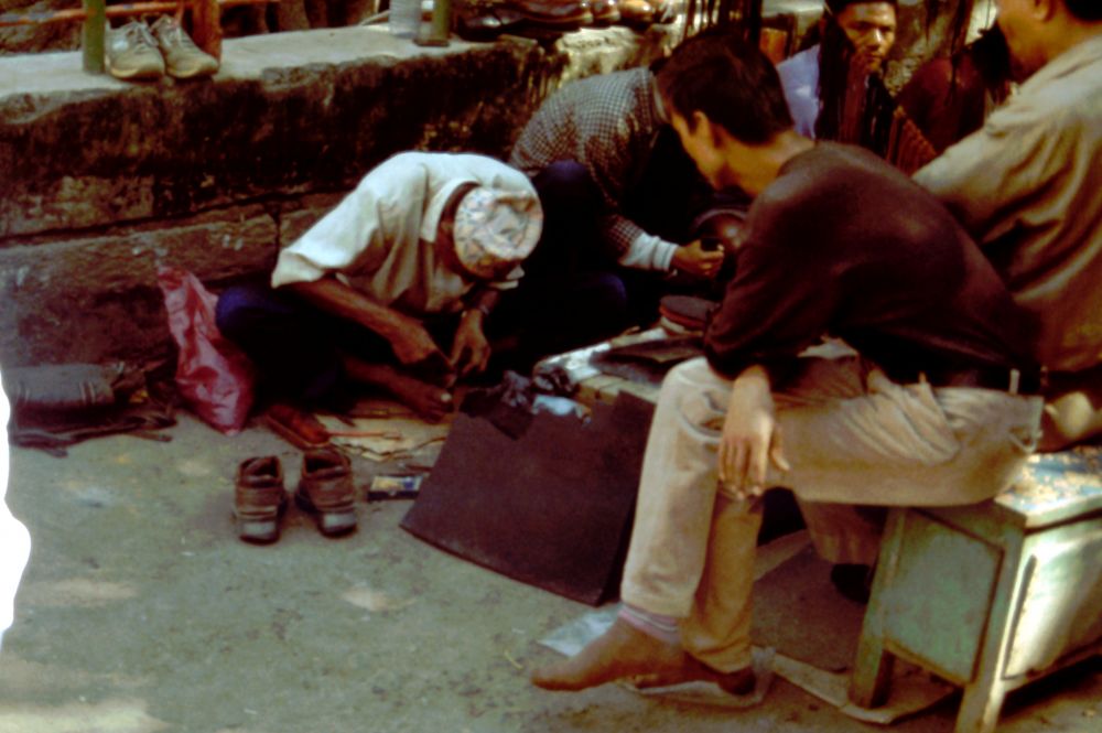 Káthmándú: pouliční opravář bot