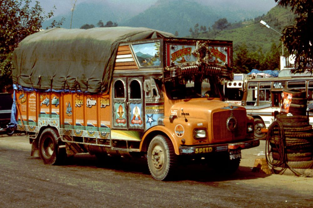 Cestou k Pokhaře: ozdobný náklaďák