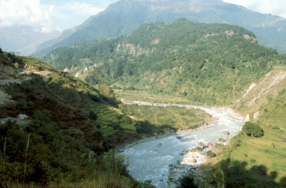 Začátek treku: řeka Marsyangdi a údolí Marsyangdi