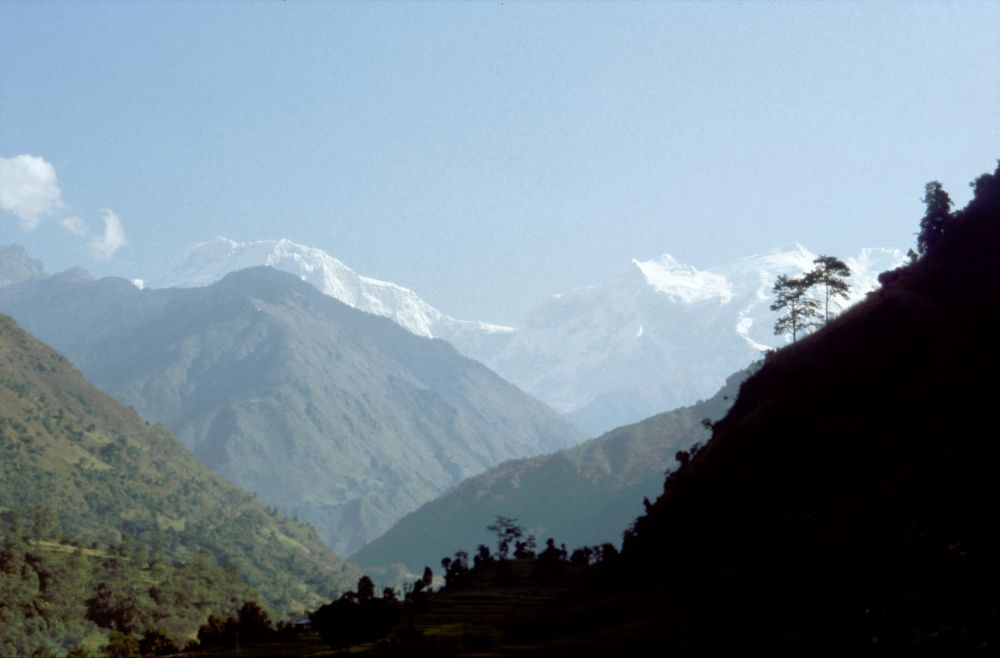 Ráno z vesnice Bhulbule, vzadu Manaslu.