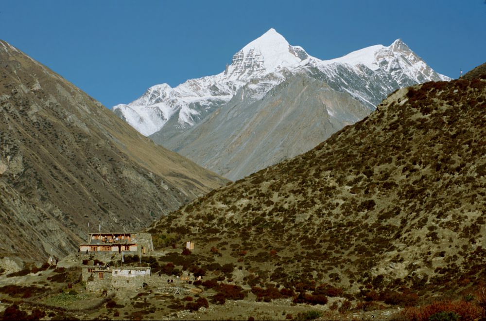 Nad městem Manang: vzadu hora Khatung Kang (6480 m)