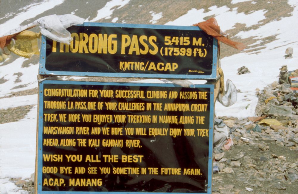 Sedlo Thorong La (5416 m), nejvyšší místo na cestě kolem Annapuren a Dhaulágirí