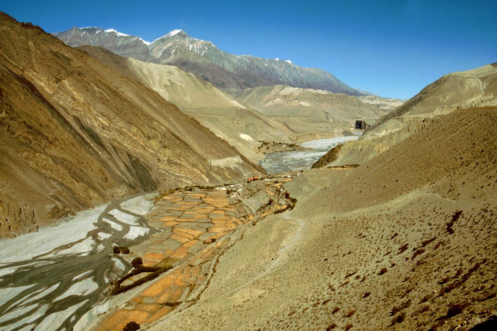 Řeka a údolí Kali Gandaki: pohled směr k Mustangu
