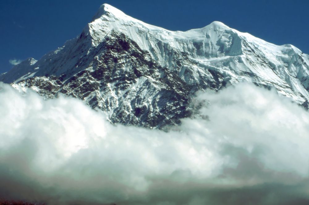 Nilgiri North (7061 m) nad mraky