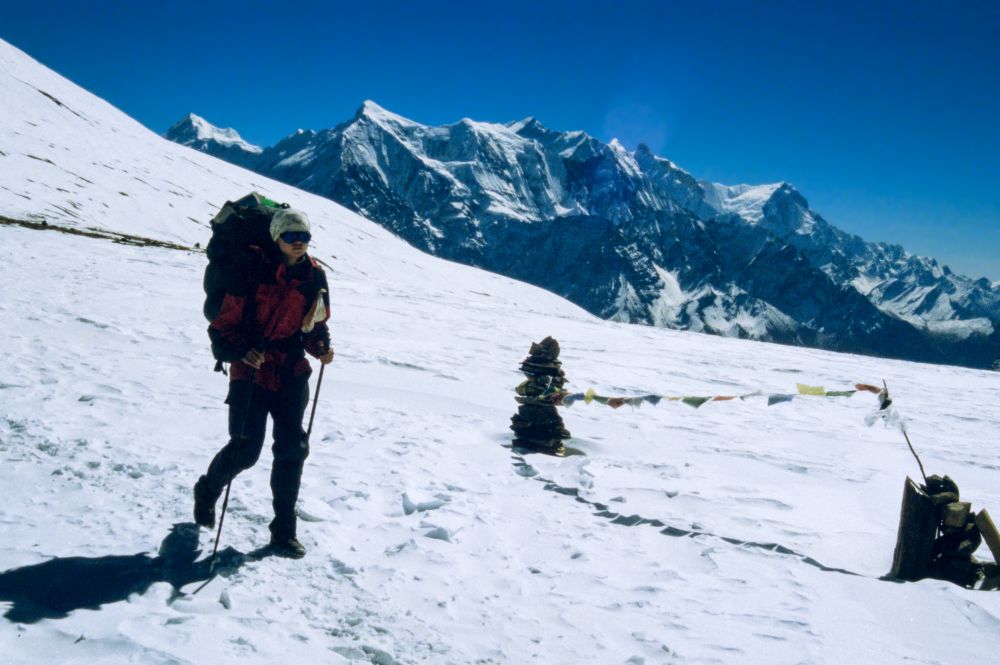 Sedlo Thapa (5250 m), Maťa, vzadu Nilgiri