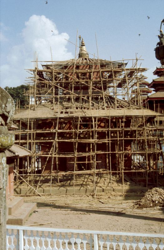 Káthmándú: hlavní náměstí Durbar, bambusové lešení