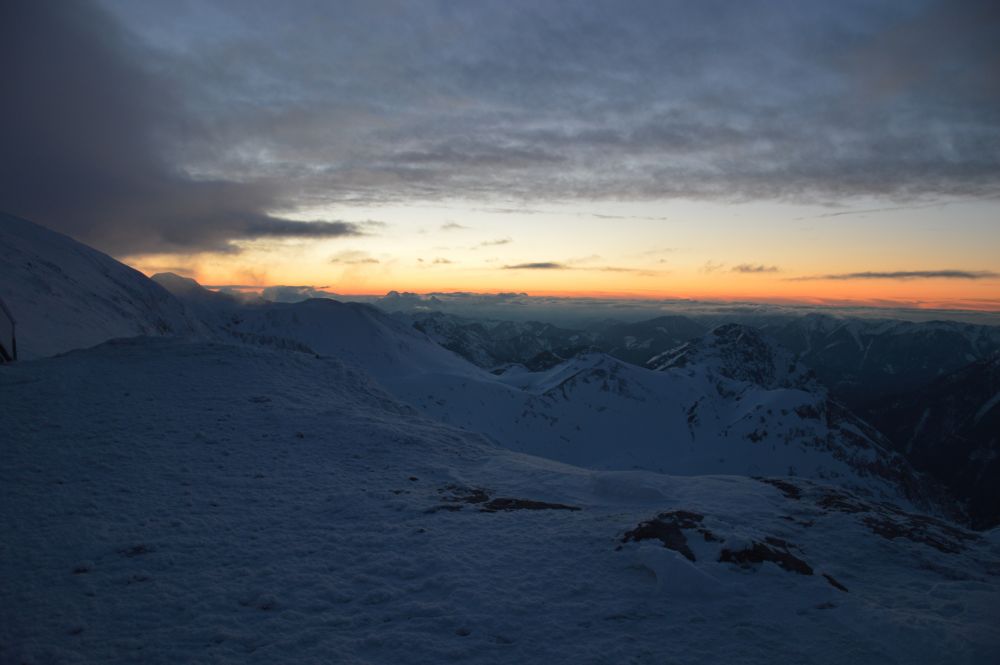 U chaty Schiestlhaus (2153 m), slunce už zapadlo, v cca 6 večer.