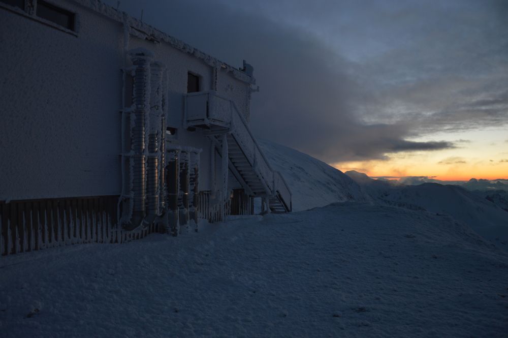 U chaty Schiestlhaus (2153 m), slunce už zapadlo, v cca 6 večer.