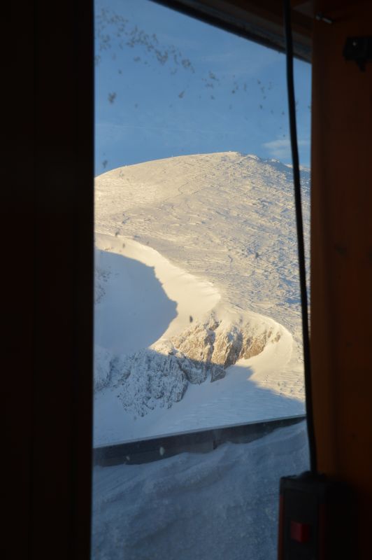 Ráno v zimní prostoře chaty Schiestlhaus (2153 m), pohled na vrchol Hochschwab.