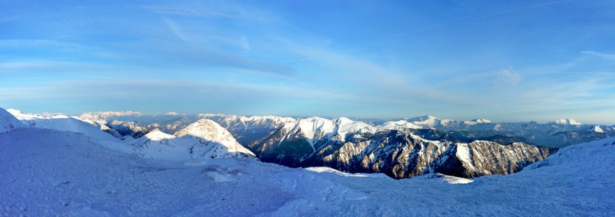 Od chaty Schiestlhaus ranní pohled k severu