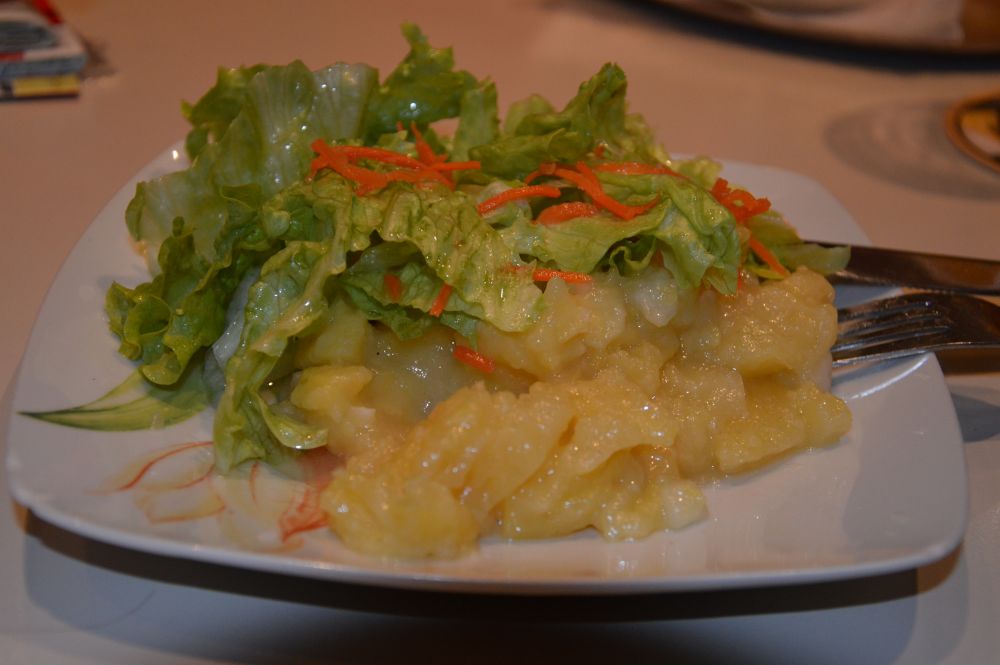 Rakouský bramborový salát v restauraci ve městě Leoben, odměna za úspěšný přechod hor