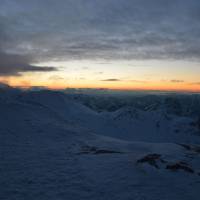 Popis: U chaty Schiestlhaus (2153 m), slunce už zapadlo, v cca 6 večer.