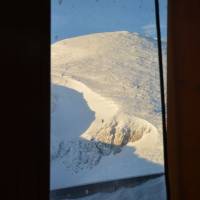 Popis: Ráno v zimní prostoře chaty Schiestlhaus (2153 m), pohled na vrchol Hochschwab.