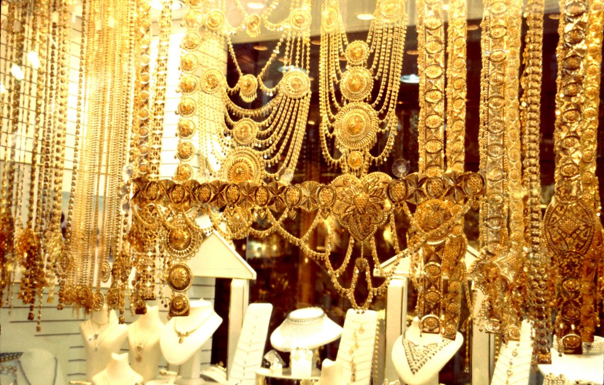 Dubaj: zlatnictví, cena šperku v popředí 800 000 dirhamů (8 mil Kč)