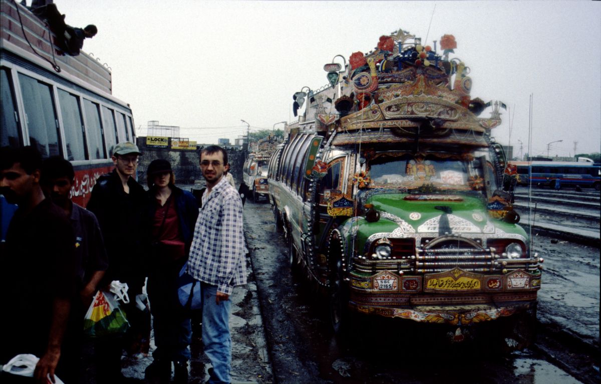 Rávalpindí, autobusové nádraží Pir Wadhai, odjezd na sever do hor Karákóramu a Himálaje.