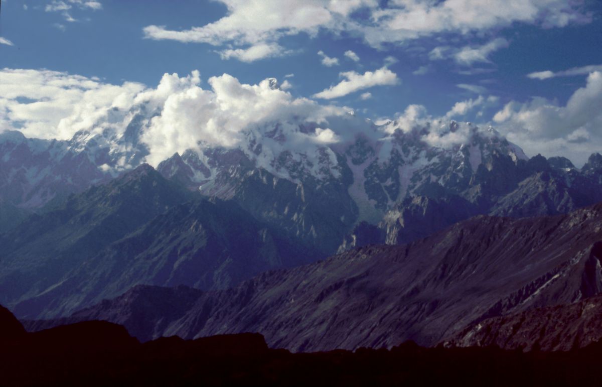 Z vesnice Hoper pohled na vrchol Ultar (7388 m)