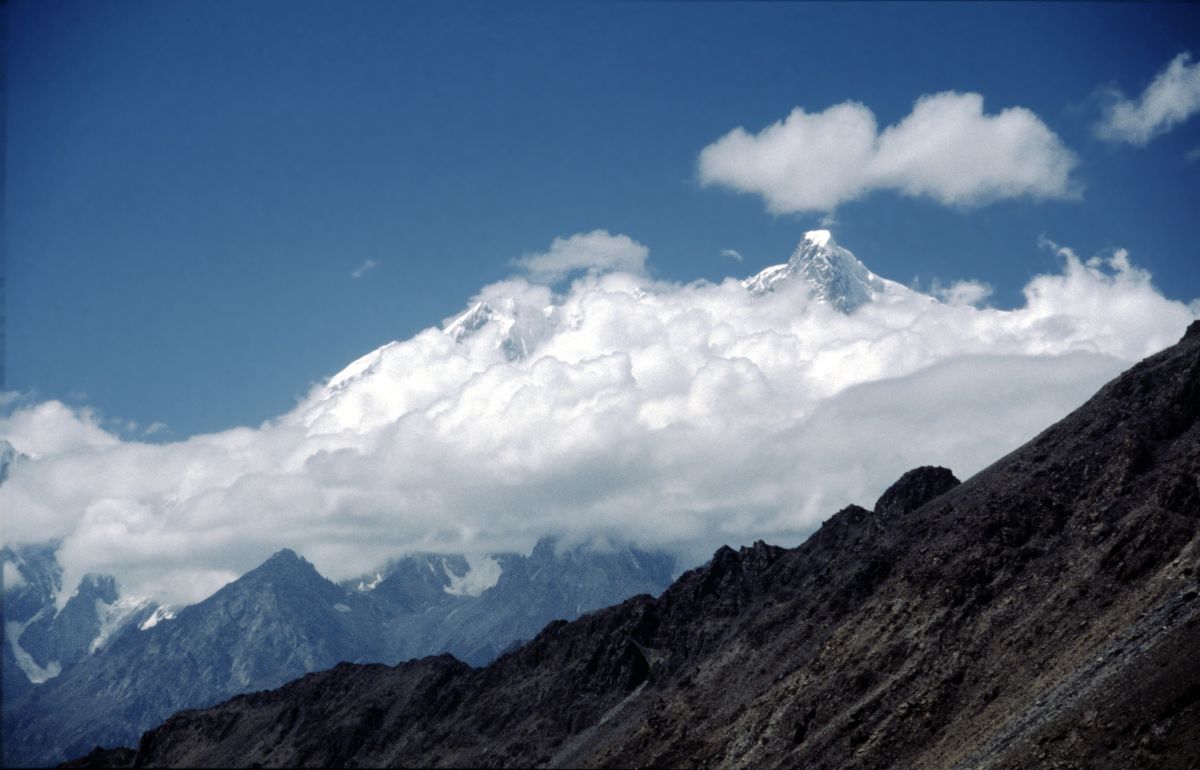 Vrchol Ultar (7388 m) nad mraky