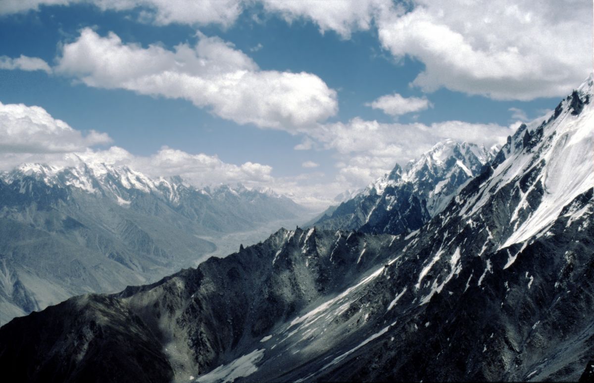 Z Rush Peaku (5098 m), ledovec Hispar, směr hora K2 (v mracích), nejvyšší bod naší cesty