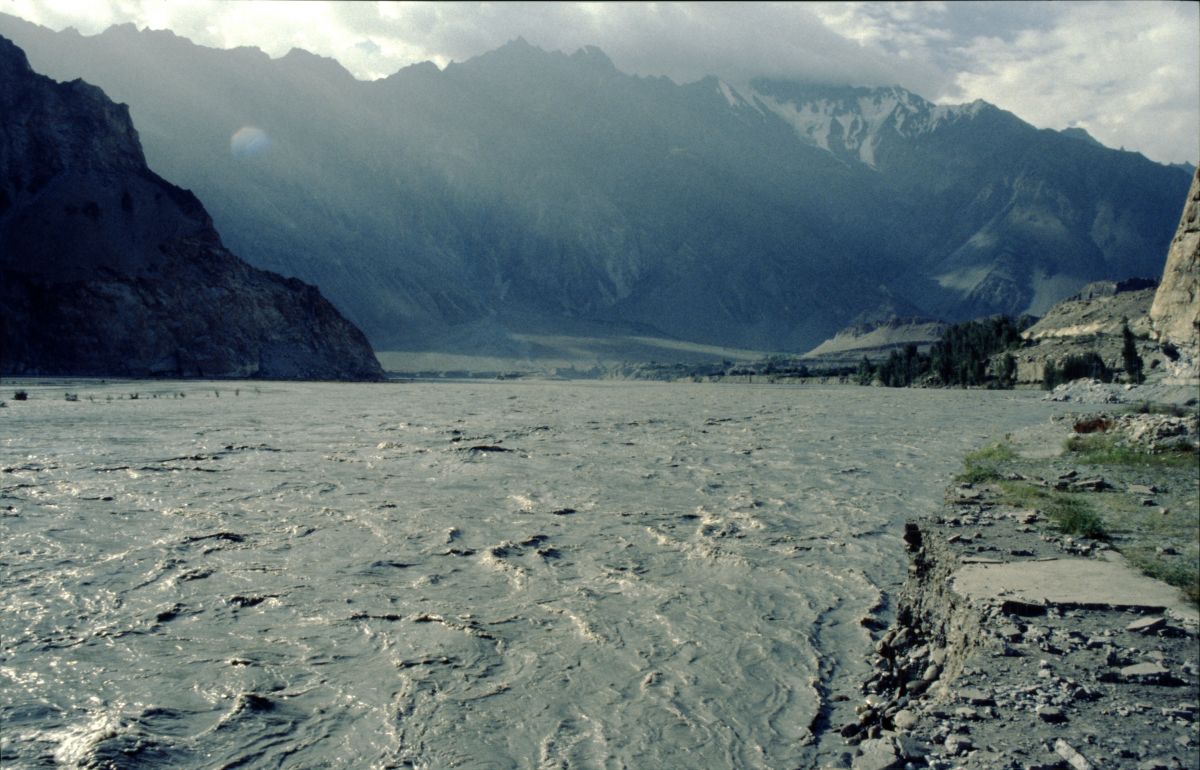 Z Karakorámské dálnice, řeka Hunza v Pasu