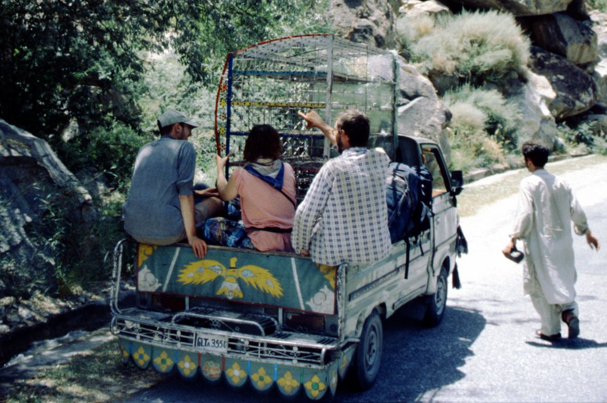 Na Karákóramské dálnici, na dodávce vozící drůbež
