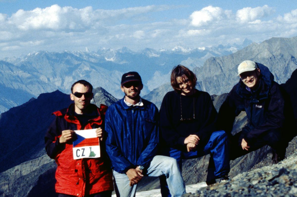 Všichni v sedle Burji La (4800 m), K2 bohužel kdesi v dálce v mraku.