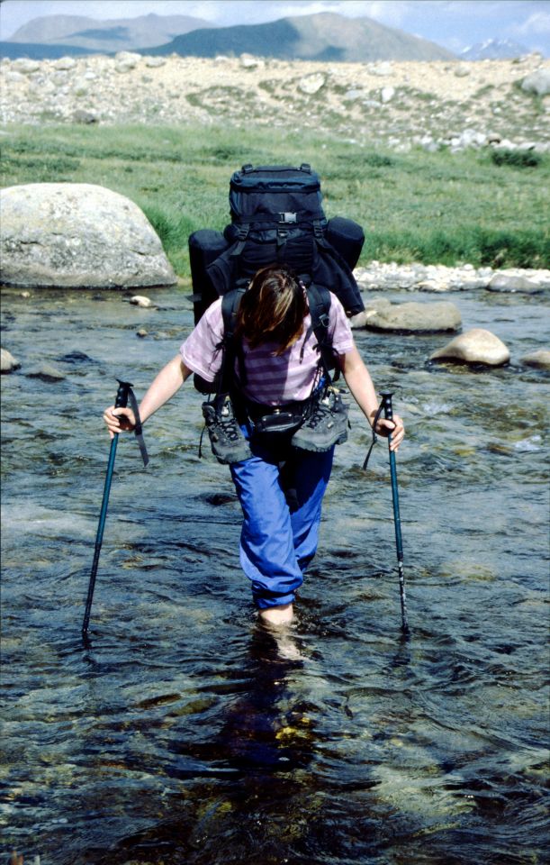 Pláně Deosai Plains, brodění říčky