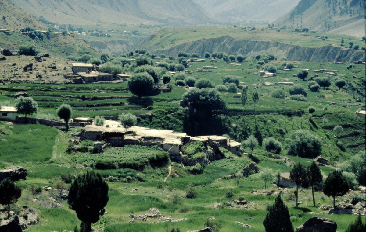 Pod Nanga Parbat, v údolí Rupal, ves Tarašing z ledovce