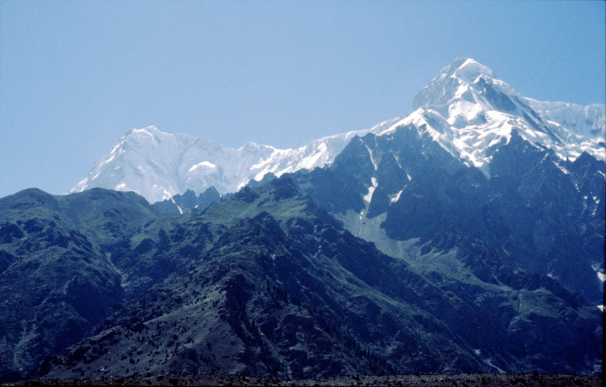 Tarašing: Nanga Parbat (8126 m) a Rakhiot Peak (7070 m) z hotelu; závěr pobytu v horách