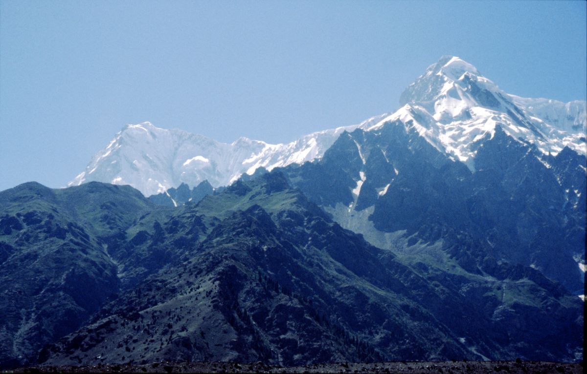 Tarašing: Nanga Parbat (8126 m) a Rakhiot Peak (7070 m) z hotelu; závěr pobytu v horách