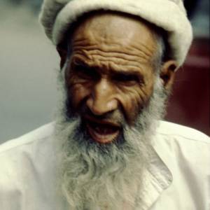 Město Gilgit, děda v typické čapce regionu Hunza