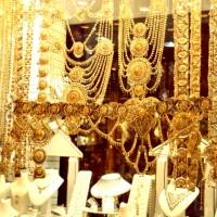 Popis: Dubaj: zlatnictví, cena šperku v popředí 800 000 dirhamů (8 mil Kč)