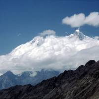 Popis: Vrchol Ultar (7388 m) nad mraky