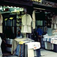 Popis: Láhaur, obchody s textilem