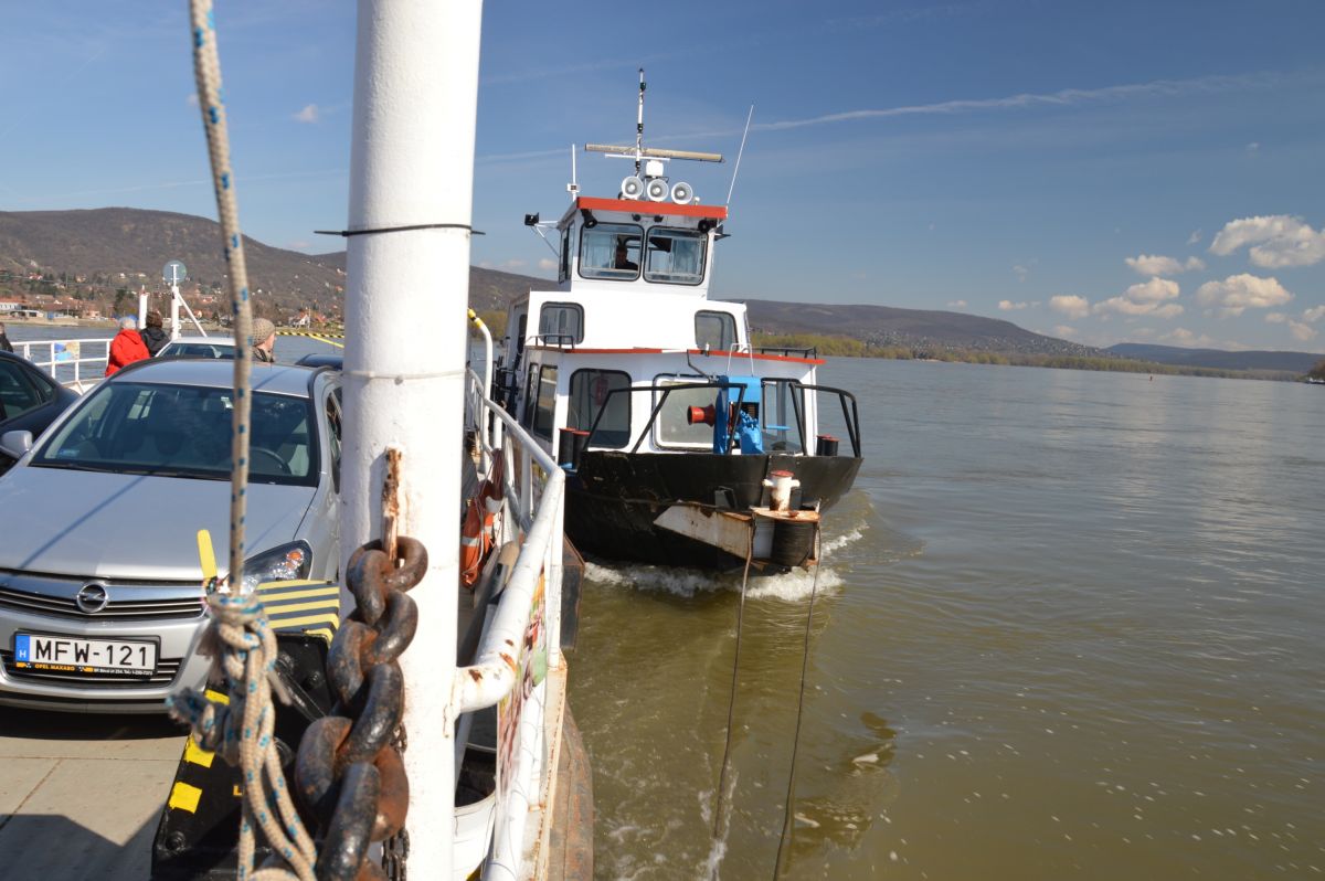 Trajekt Nagymaros-Visegrád, loď tlačí trajekt překvapivě zboku