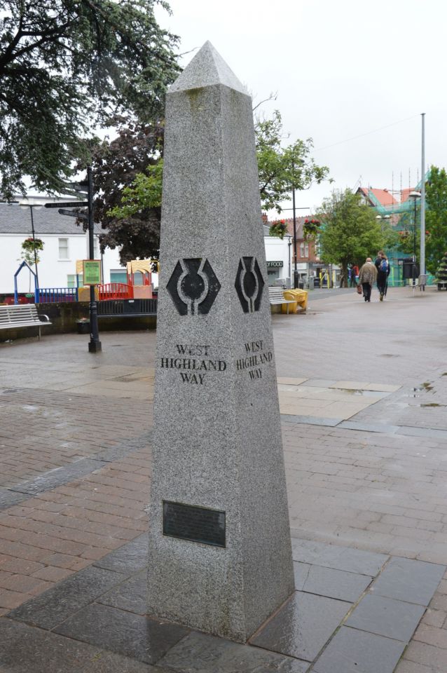 West Highland Way, začátek cesty na předměstí Glasgow (městečko Milngavie); znak pro dálkové skotské cesty