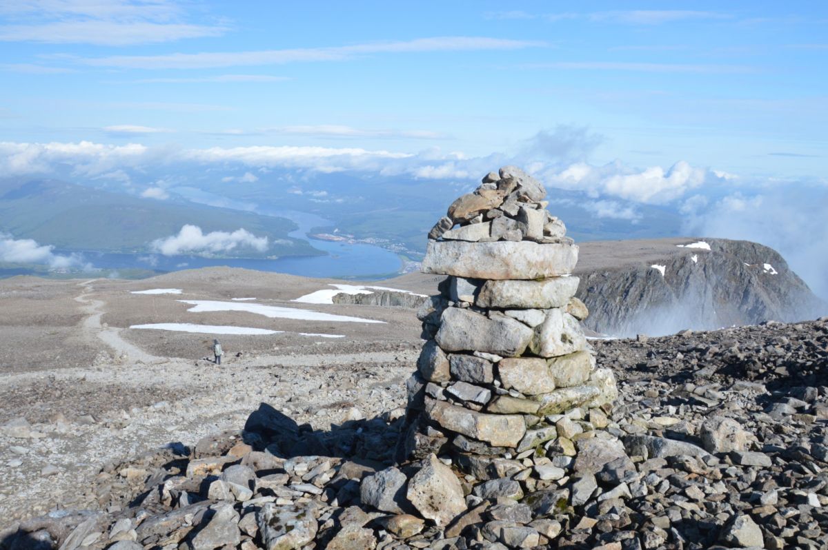 Ben Nevis, z vrcholu pohled k Fort William