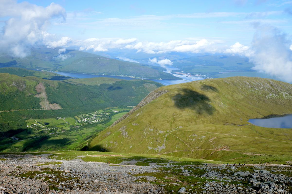 Ben Nevis, z úbočí pohled k Fort William