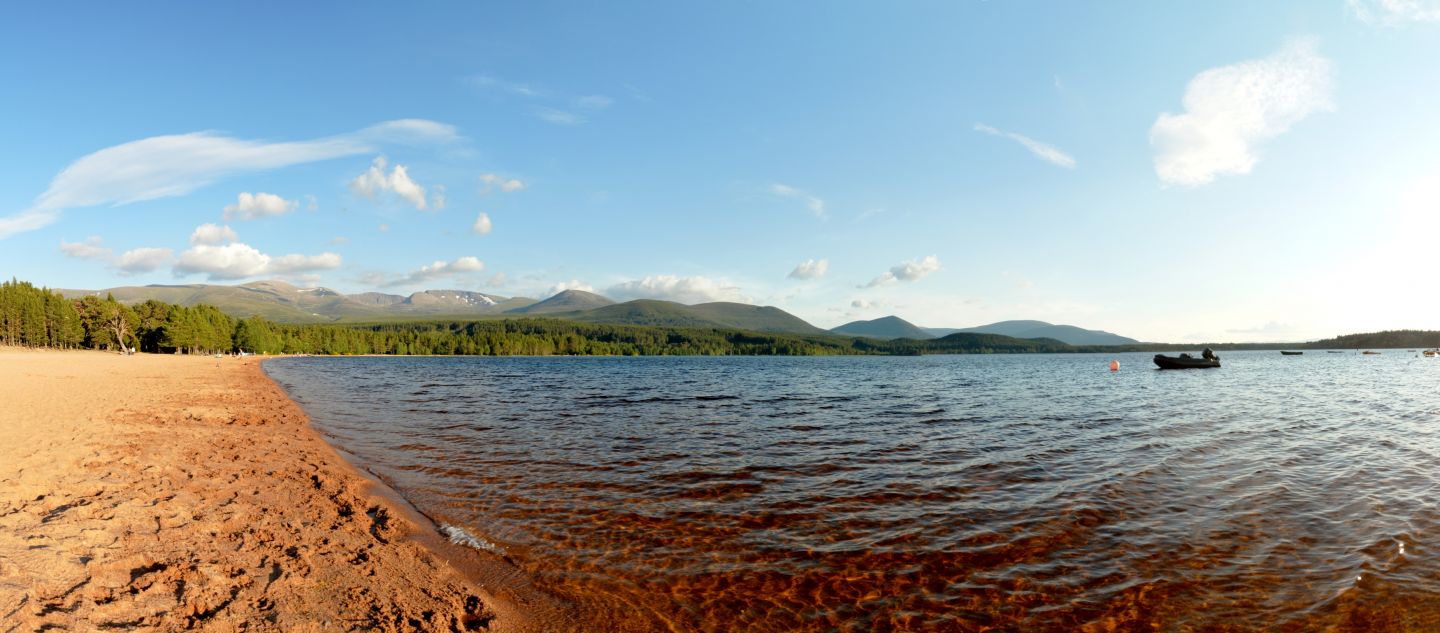 Pohoří Cairngorm, večer na břehu nádherného jezero Morlichhu