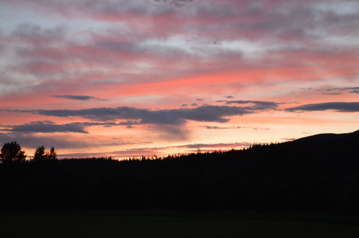 Pohoří Cairngorm, večer, tři čtvrtě na jedenáct