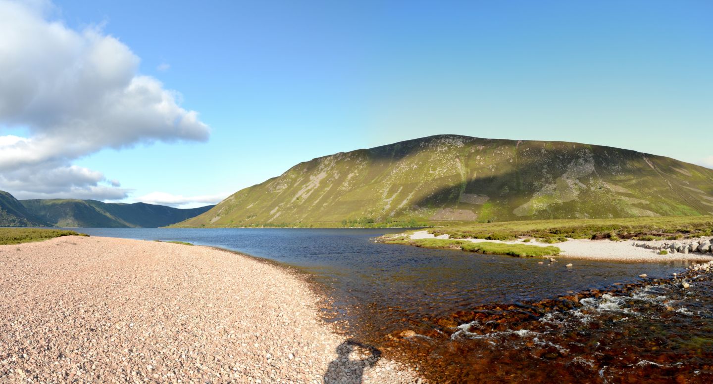 Cairngorm, jezero Loch Muick, výtok z jezera