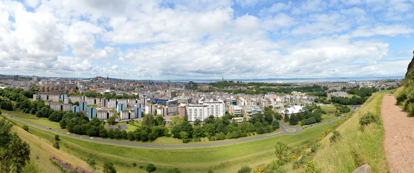Edinburgh, panoráma města z nádherného parku Holyrood.