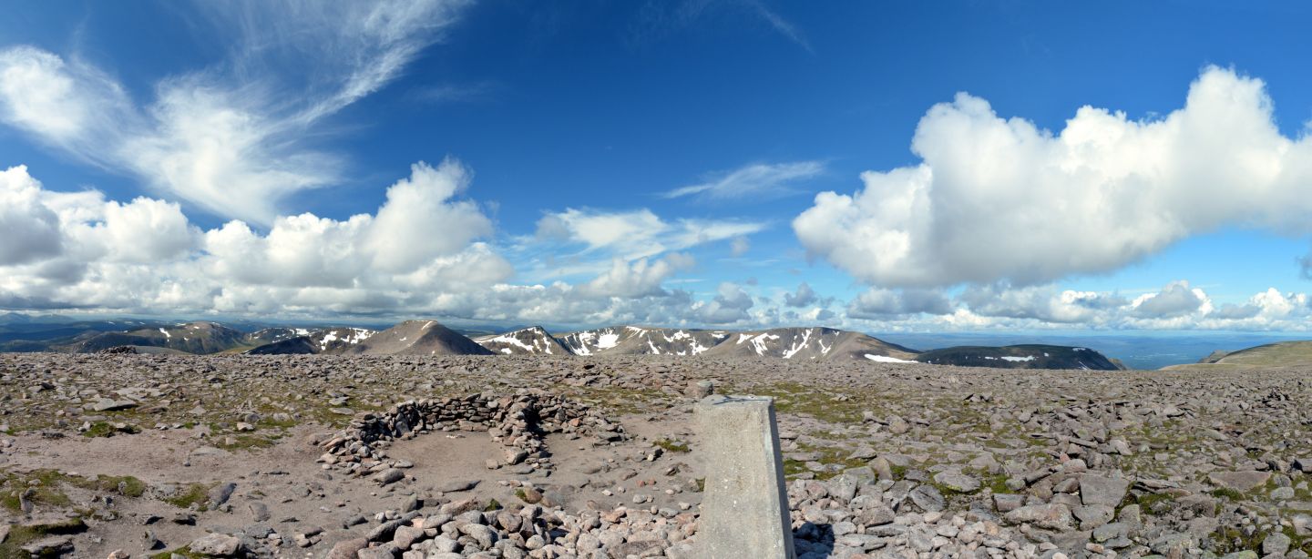 Na vrcholu na Ben Macdui, druhé nejvyšší hory Velké Británie (1309 m), pohled na Braeriach