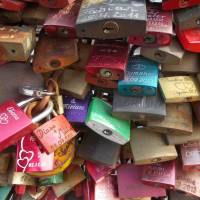 Popis: Zámečky lásky zaplnili železniční most v Kolíně n. R.