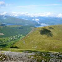 Popis: Ben Nevis, z úbočí pohled k Fort William