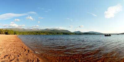 Popis: Pohoří Cairngorm, nádherné jezero Morlich, večerní idyla na břehu. Fotografie vystavena na Wikimedia Commons pod licencí CC BY-SA 4.0.